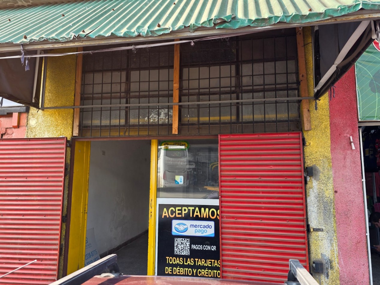 Local frente a estacion de omnibus de Merlo