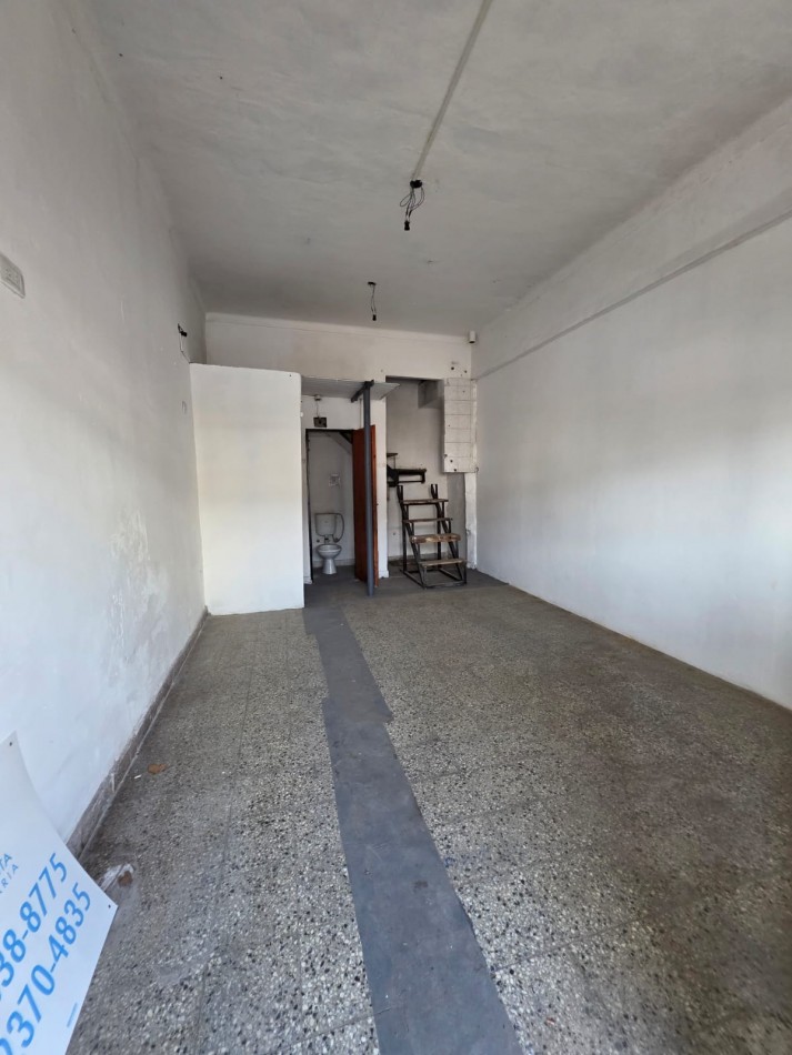 Local frente a estacion de omnibus de Merlo