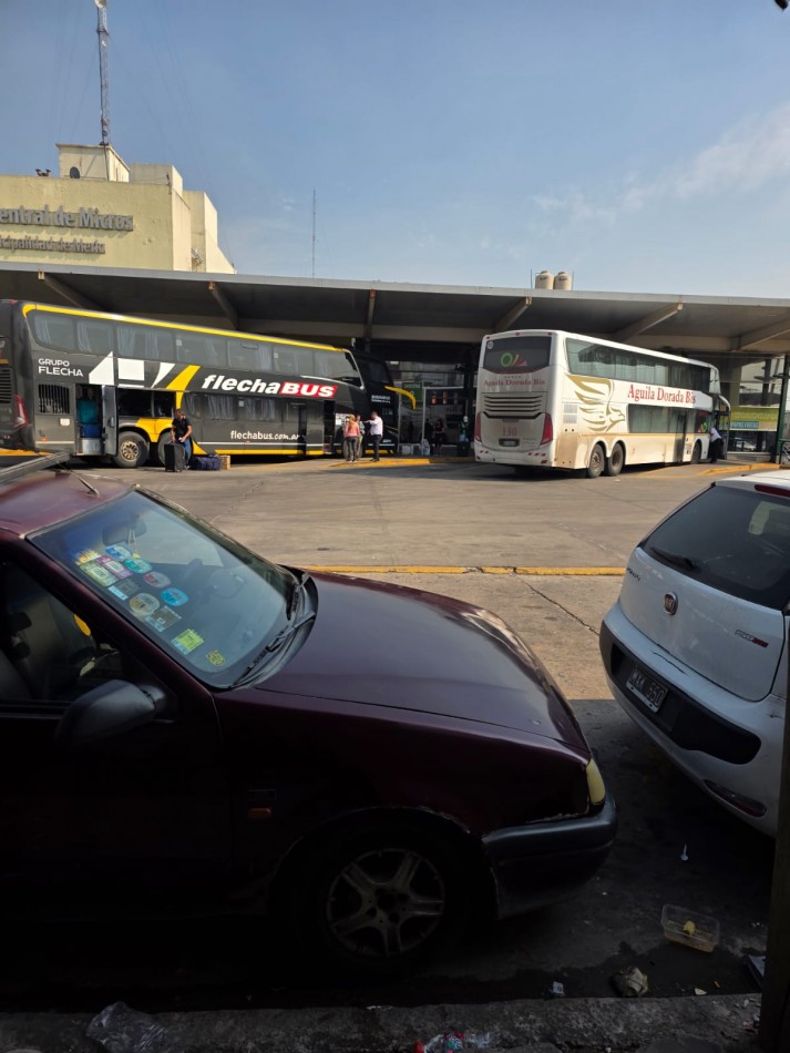 Local frente a estacion de omnibus de Merlo