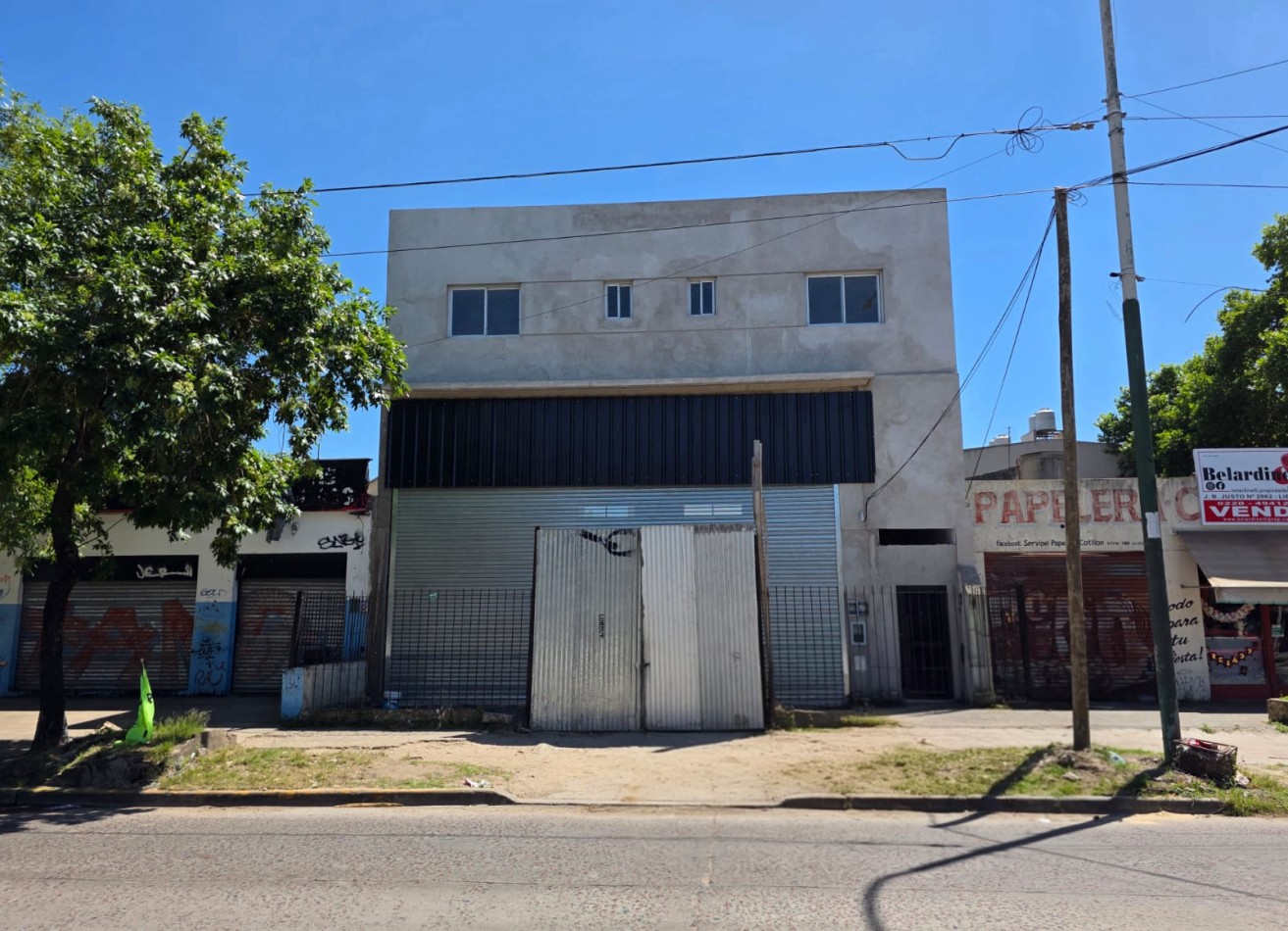 Importante local sobre Avenida Calle Real al 1500 en Merlo