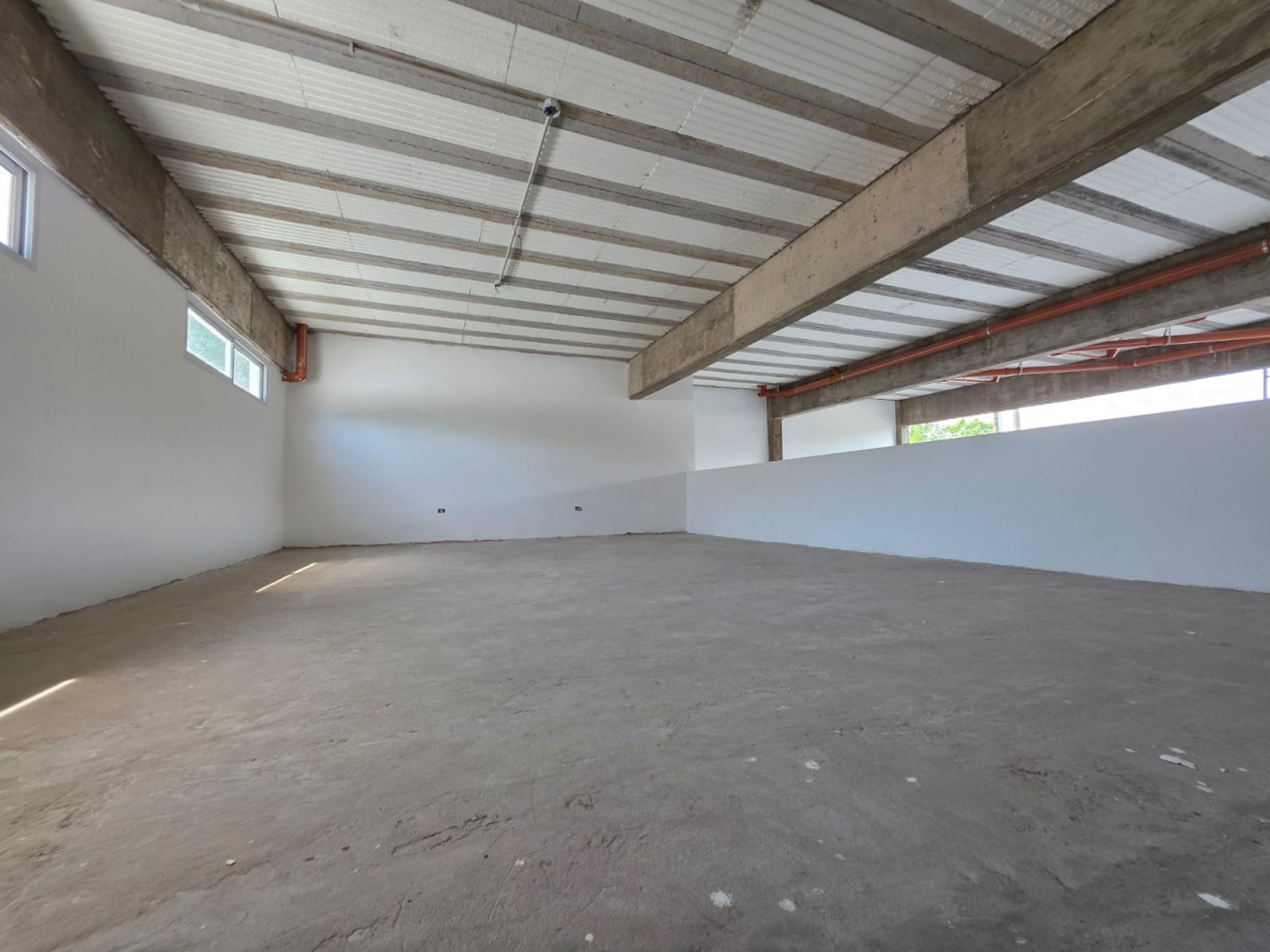 Importante local sobre Avenida Calle Real al 1500 en Merlo