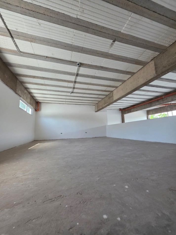 Importante local sobre Avenida Calle Real al 1500 en Merlo