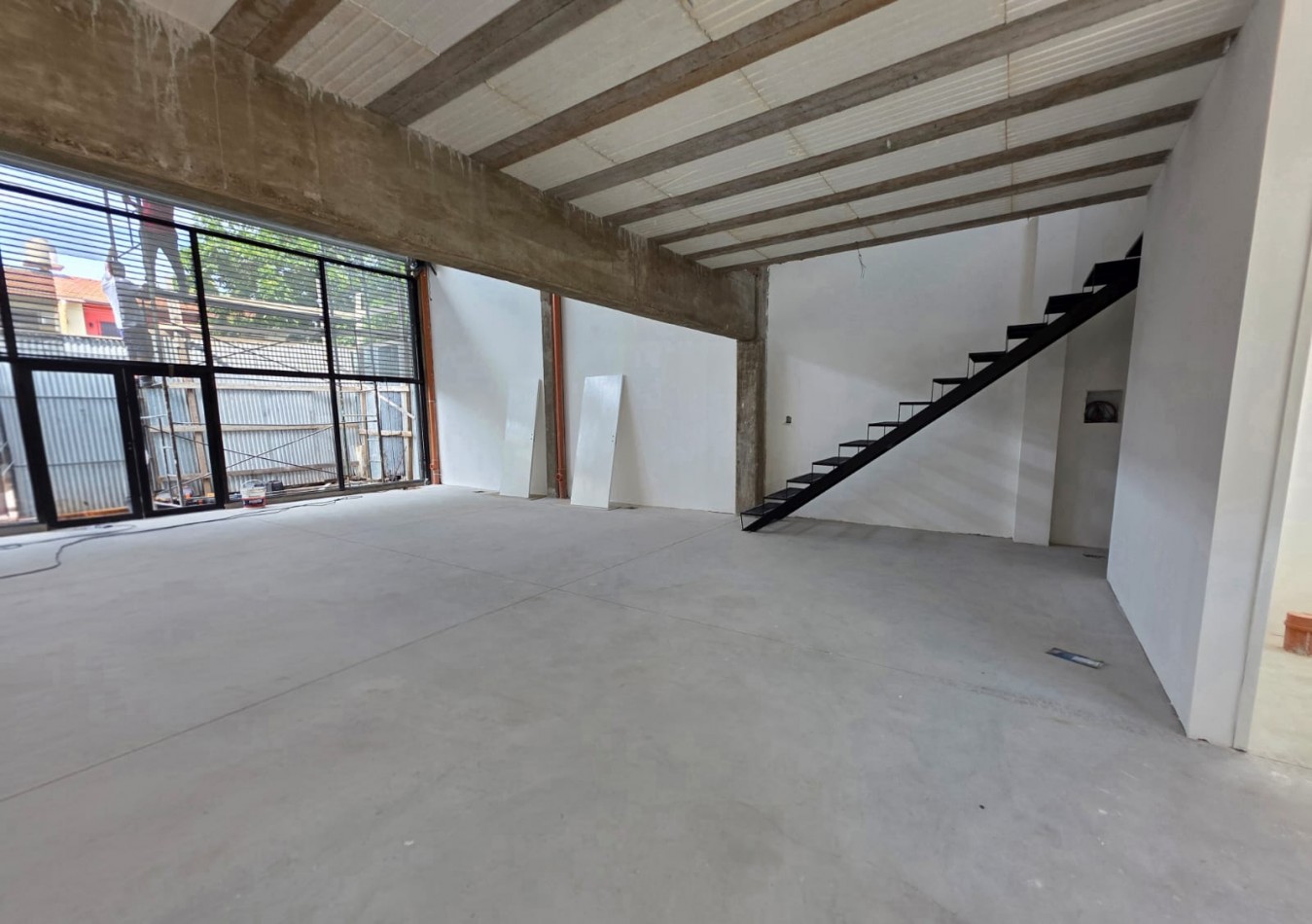 Importante local sobre Avenida Calle Real al 1500 en Merlo