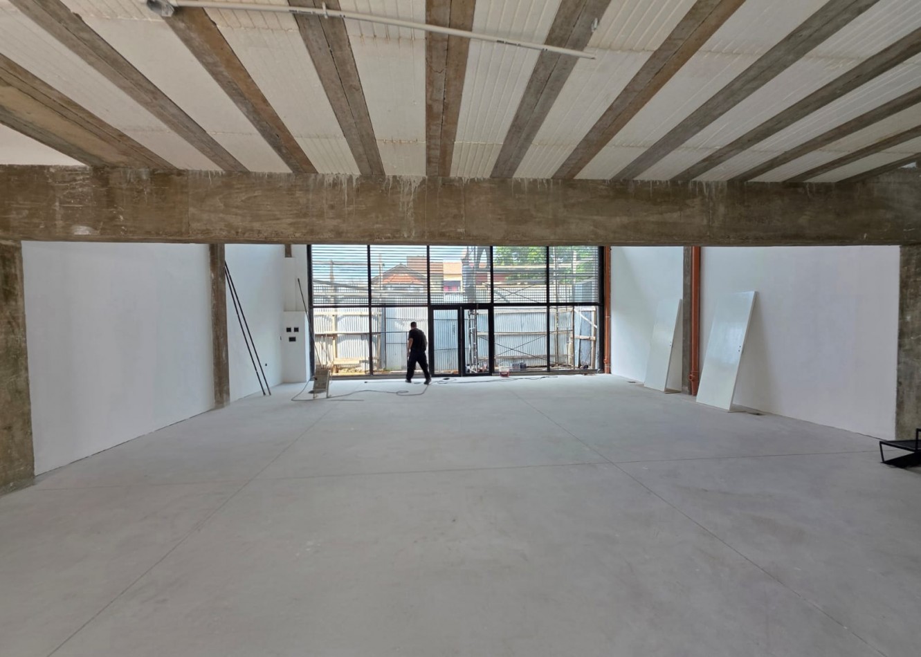 Importante local sobre Avenida Calle Real al 1500 en Merlo