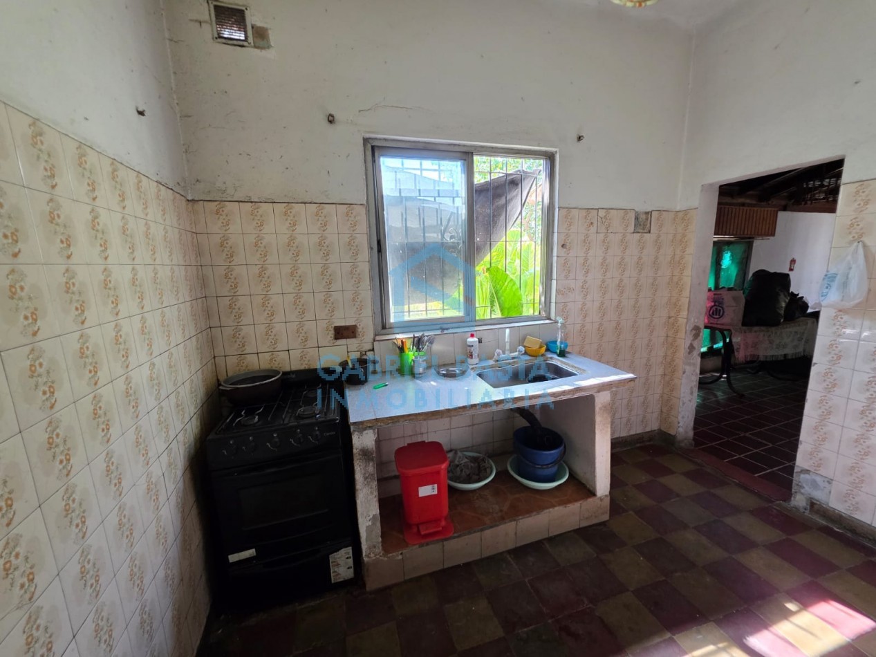 Casa con dependencia en amplio terreno