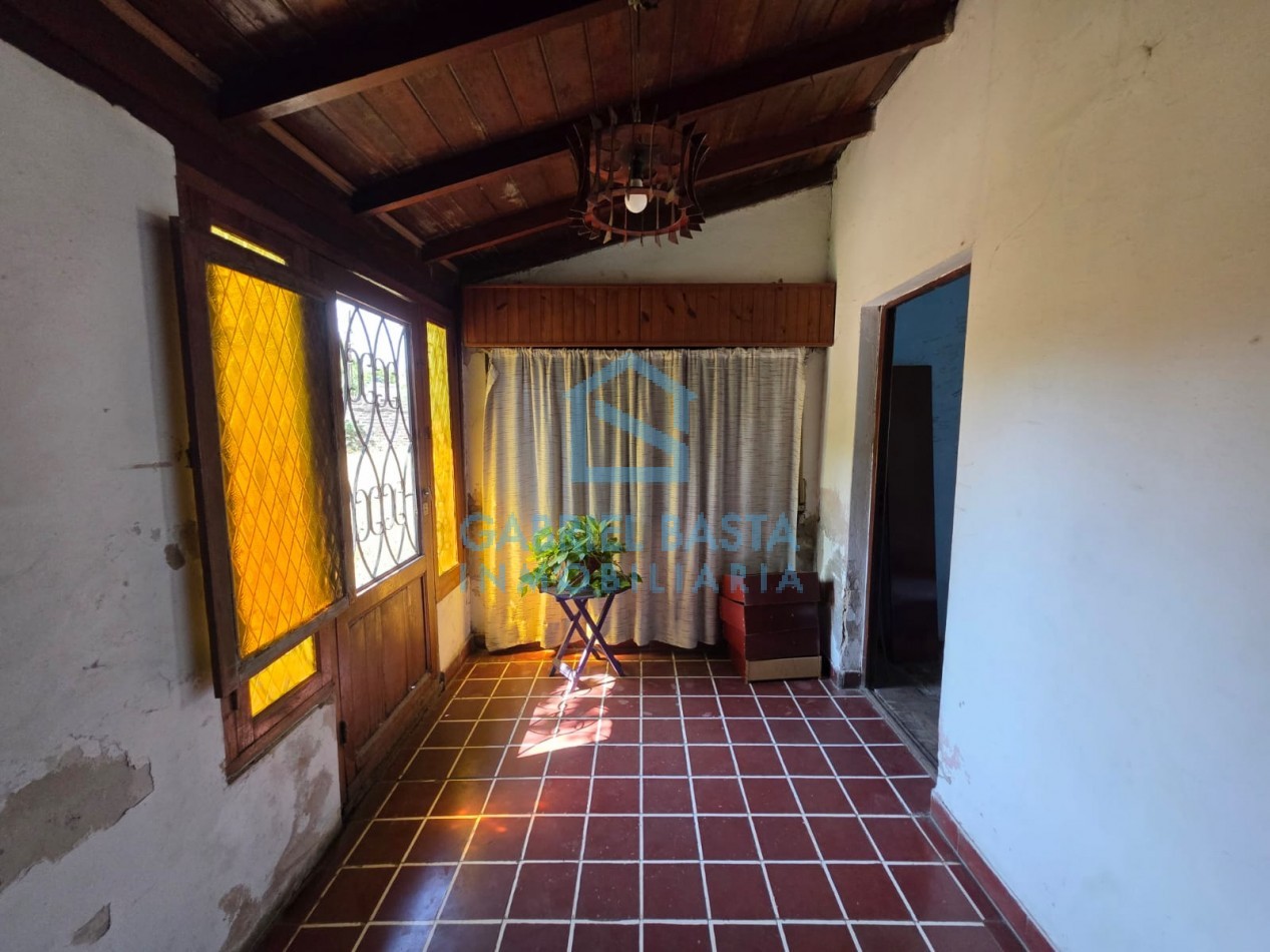 Casa con dependencia en amplio terreno