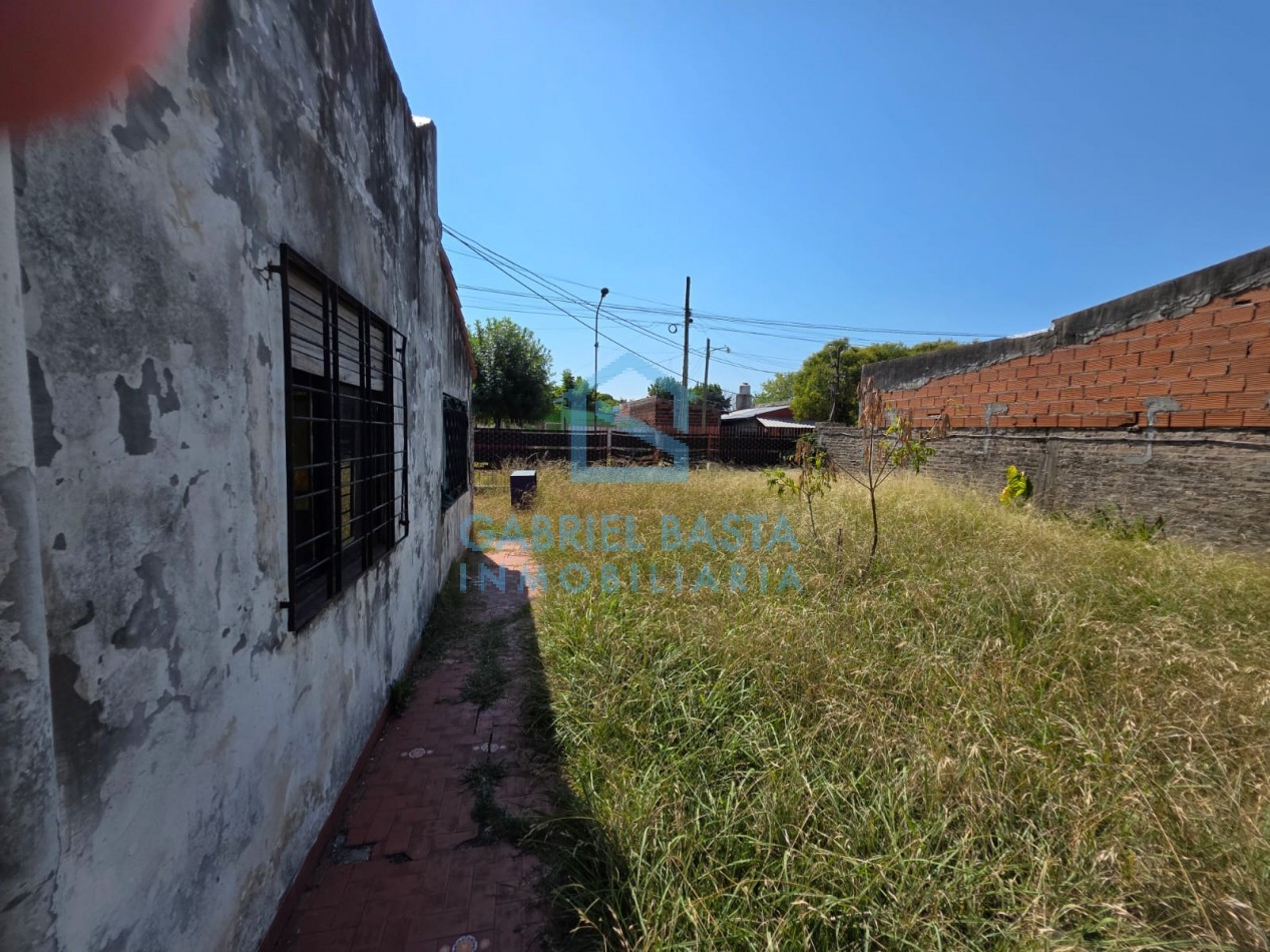 Casa con dependencia en amplio terreno