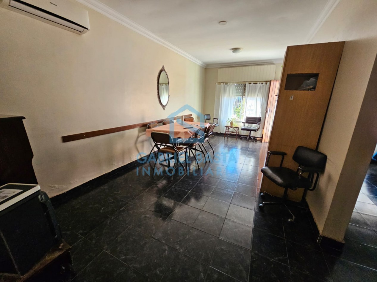 Casa con departamento al fondo