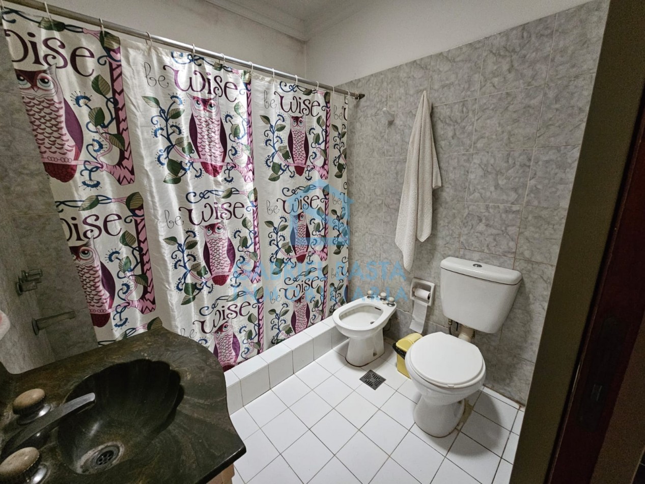 Casa con departamento al fondo