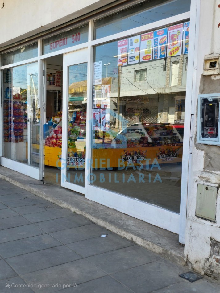 Importante local a metros de estacion Mariano Acosta