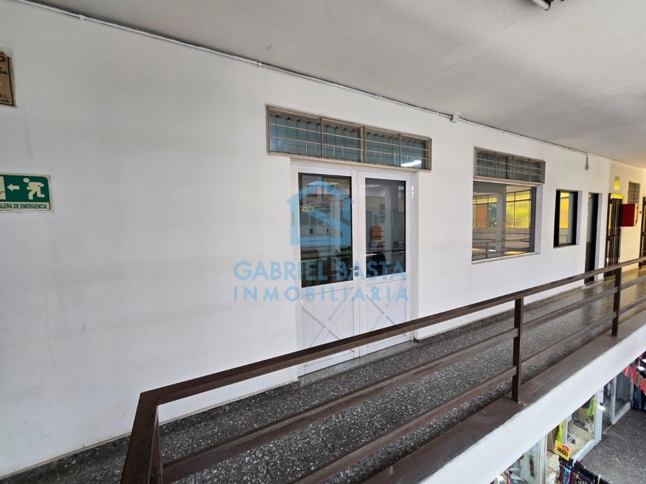 Oficina en Merlo centro sobre avenida