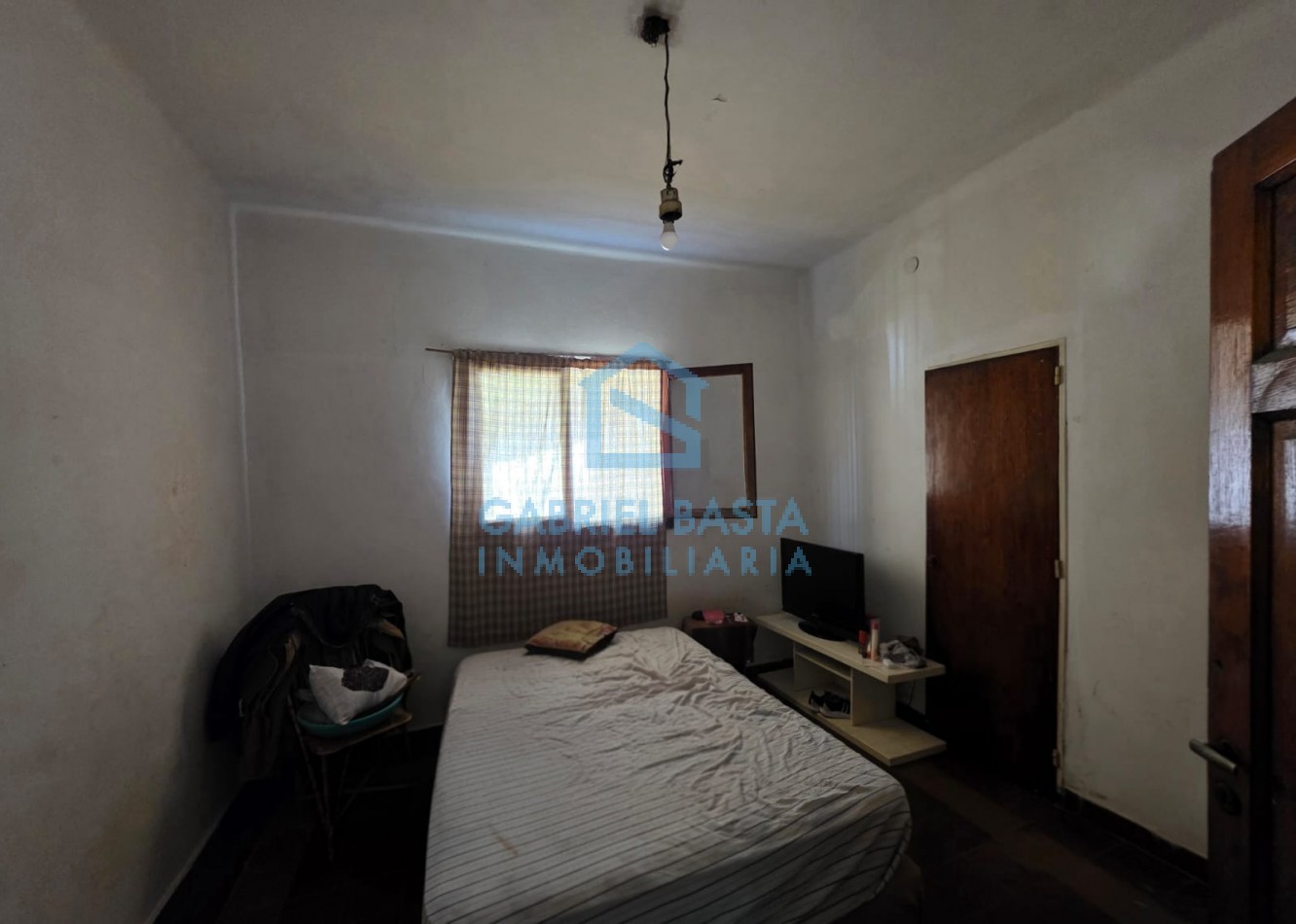 Casa con dependencia en amplio terreno