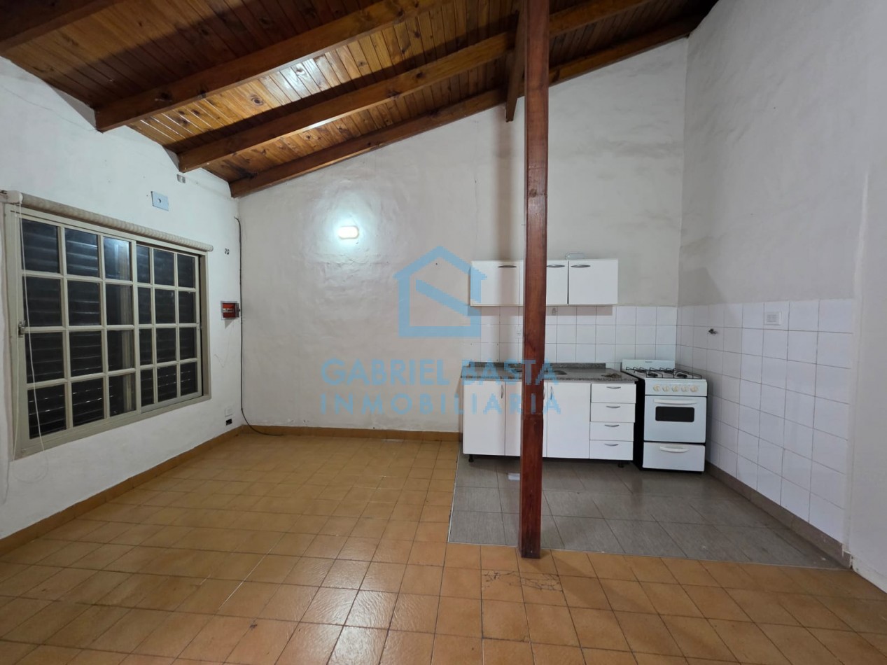 Departamento 2 ambientes con patio sobre Av Calle Real