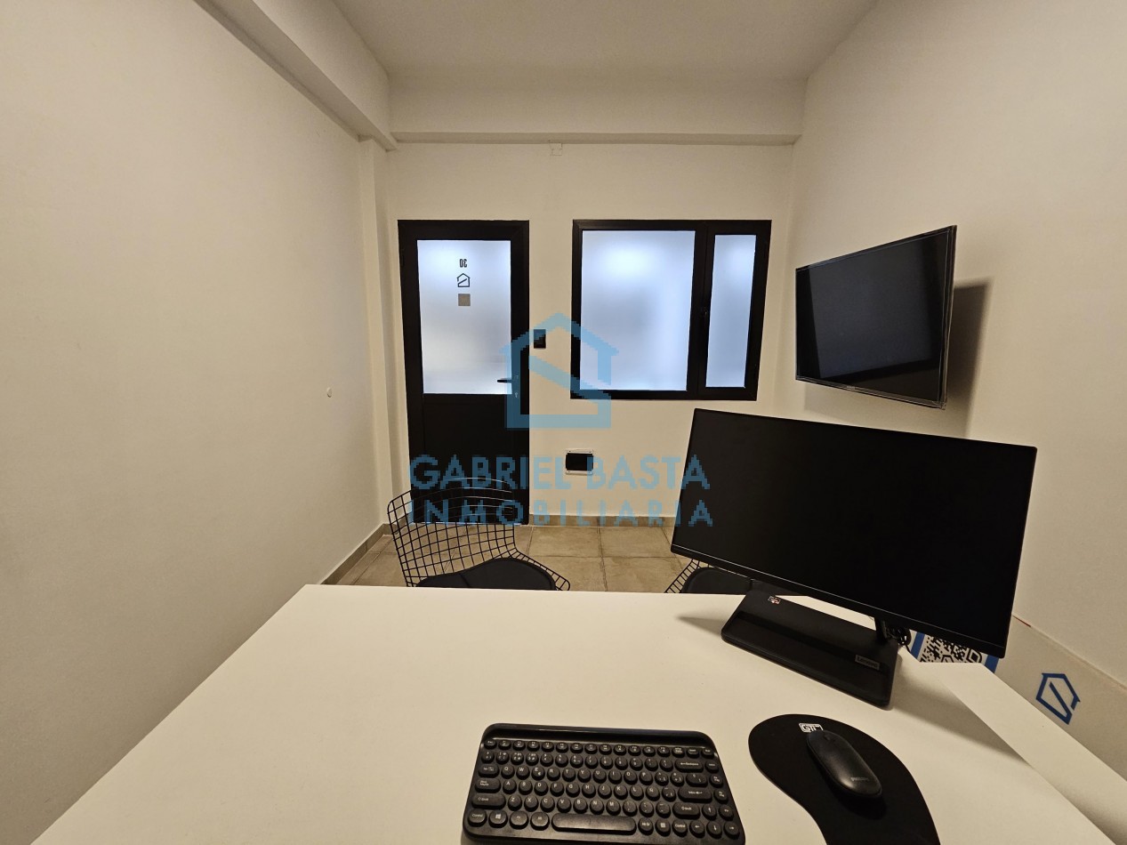 Oficina Refaccionada a nueva sobre avenida