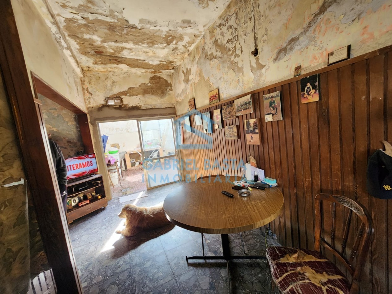 Casa con departamento en planta alta a refaccionar