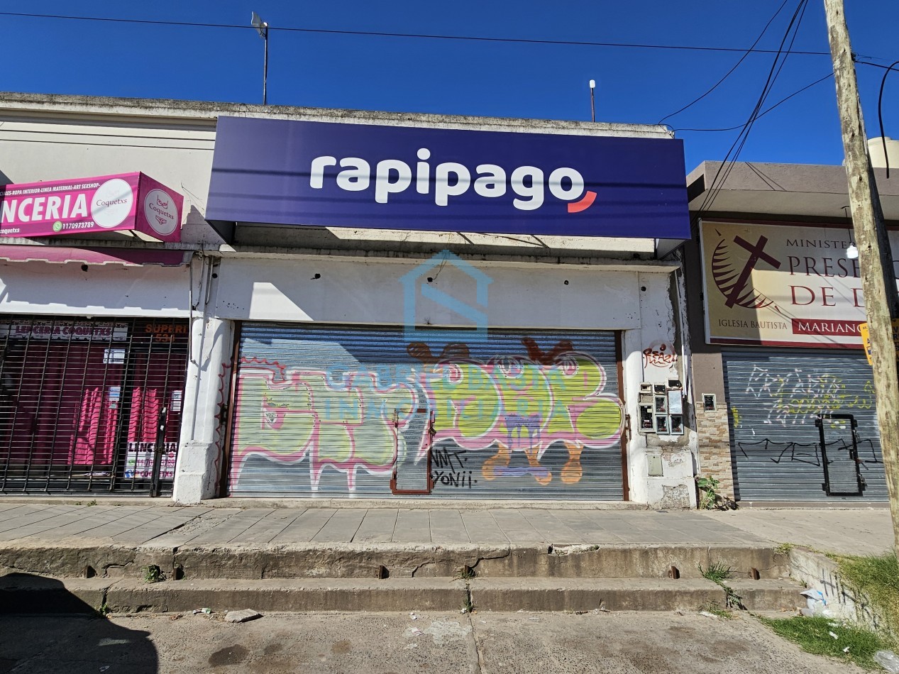 Importante local a metros de estacion Mariano Acosta