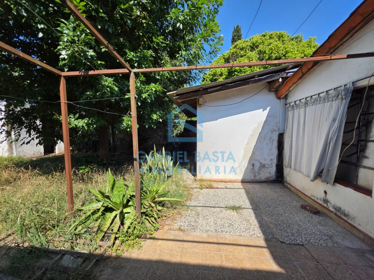 Casa con dependencia en amplio terreno