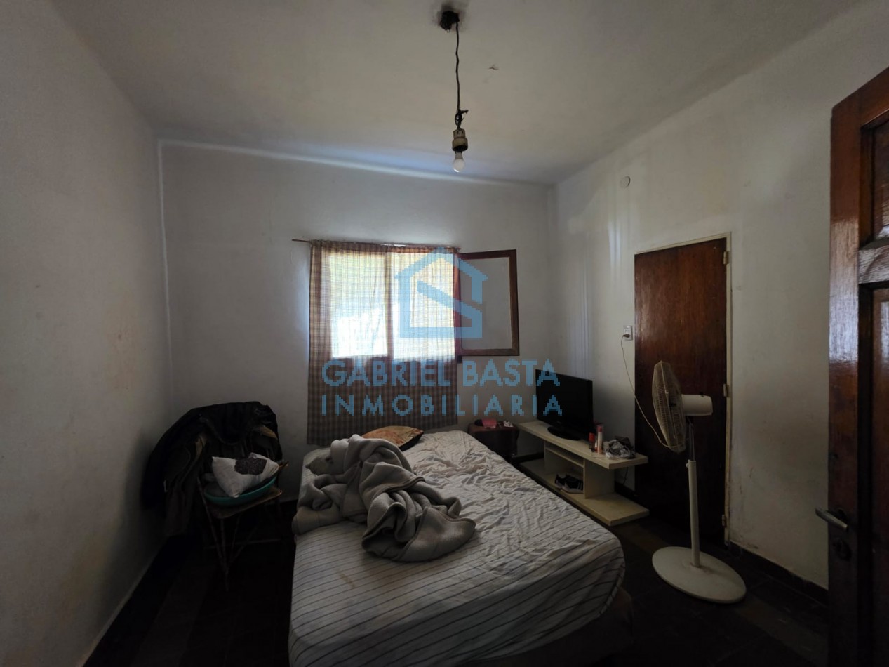 Casa con dependencia en amplio terreno