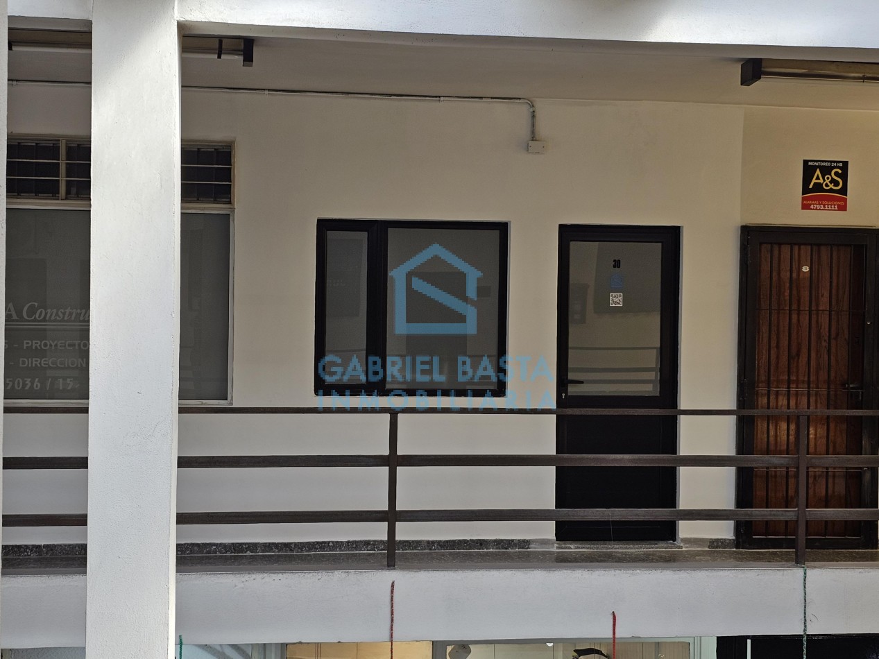 Oficina Refaccionada a nueva sobre avenida