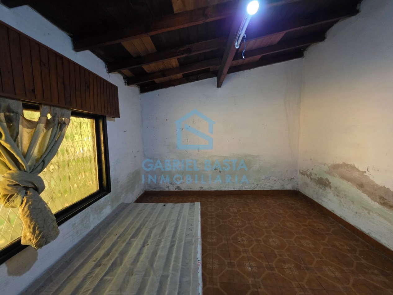 Casa con dependencia en amplio terreno