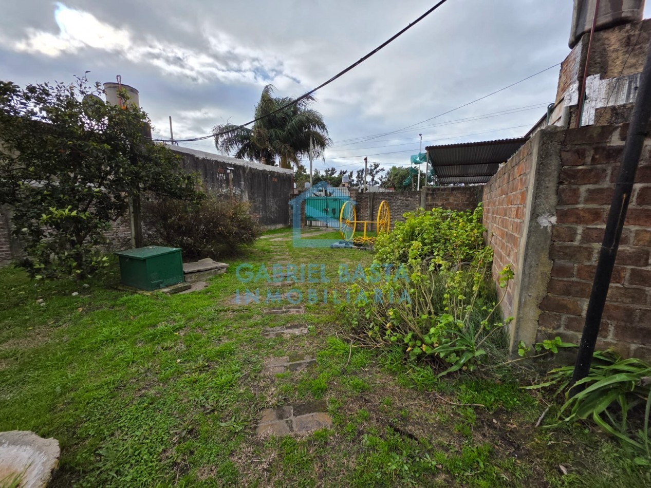Casa sobre dos terrenos en Libertad