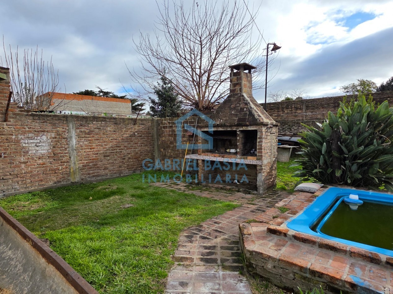 Casa sobre dos terrenos en Libertad