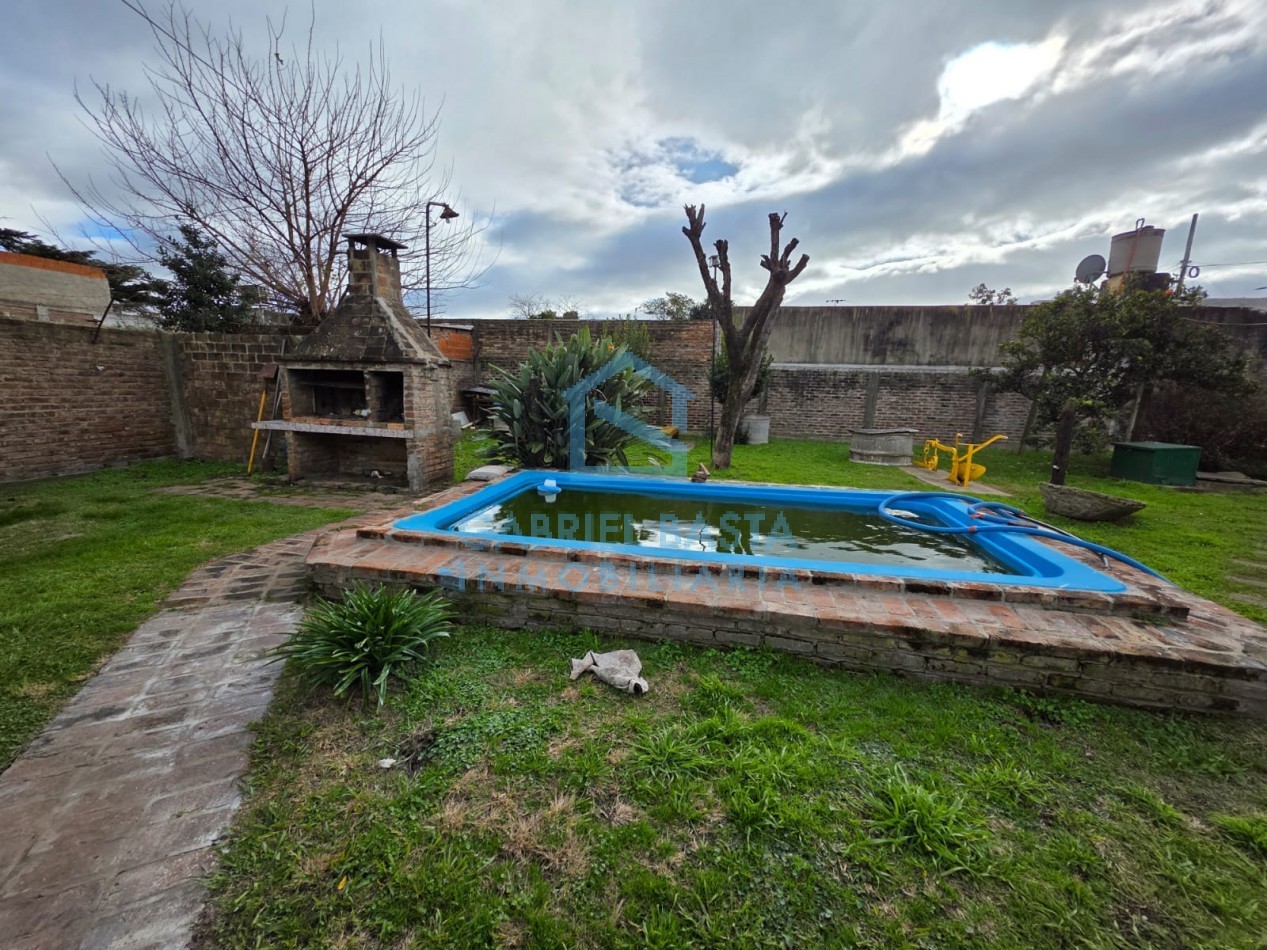 Casa sobre dos terrenos en Libertad
