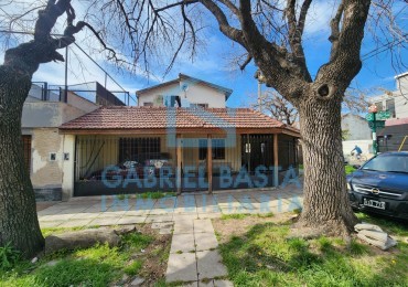 Casa con departamento en planta alta a refaccionar