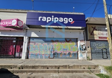 Importante local a metros de estacion Mariano Acosta